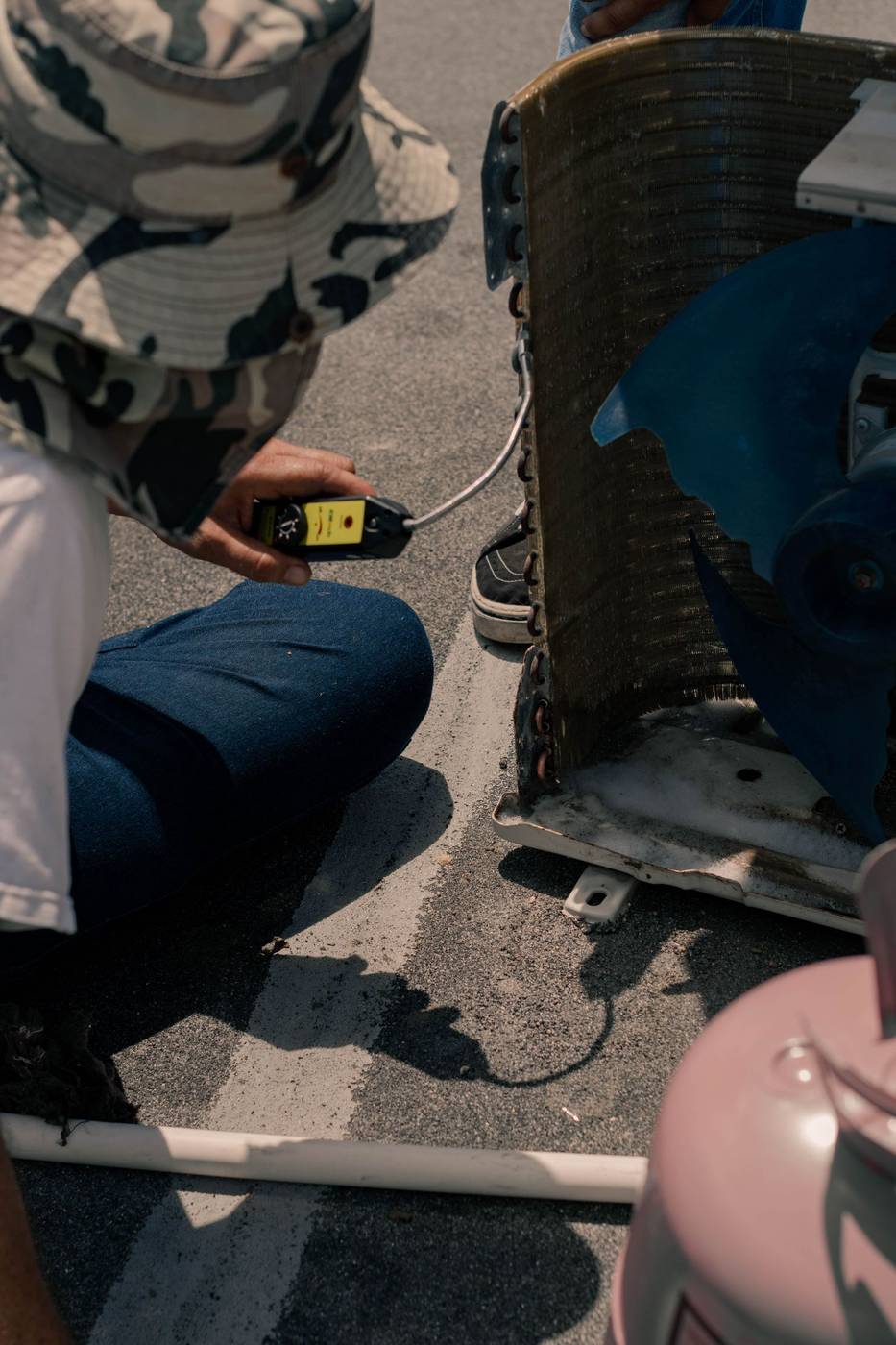 Refrigerant leak testing with an electronic detector during an AC diagnostic visit